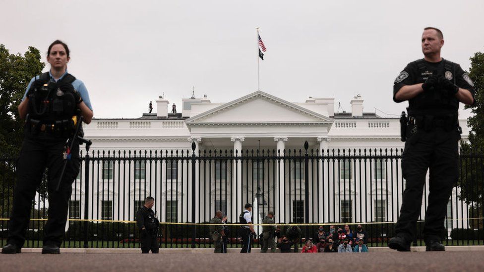 The White House guarded by two secret service officers