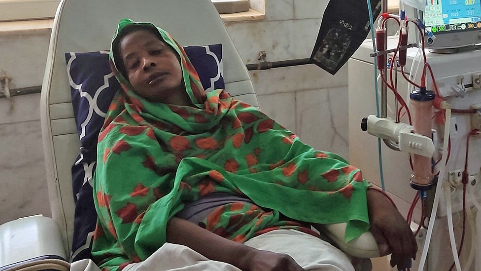 Пациент из Судана, страдающий почечной недостаточностью, проходит диализ в больнице Соба на юге Хартума, 3 июня 2023 г.