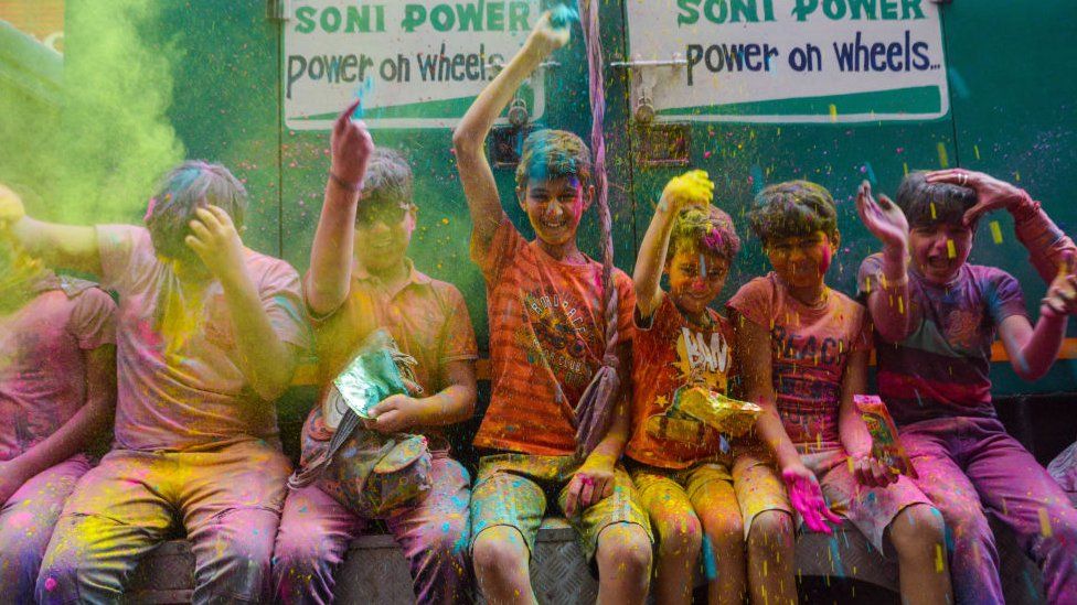 Дети отмечают праздник Холи в Калькутте, Индия, 5 марта 2023 года с цветным порошком под названием «Абир». Холи, также известный как фестиваль красок, — это индуистский фестиваль, посвященный приходу весны в Индию.