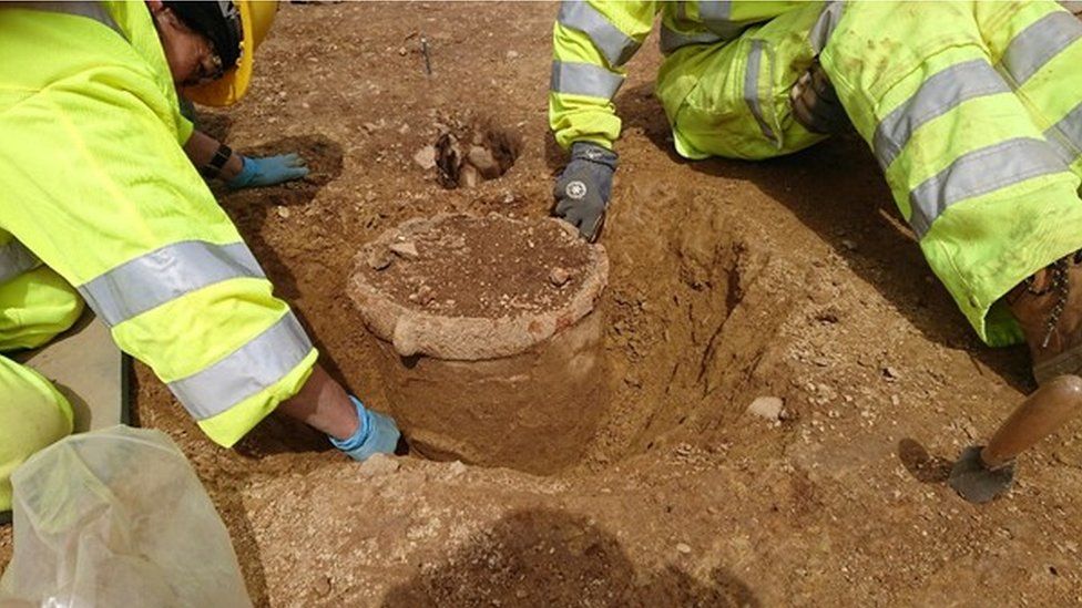 Cornwall A30 dig finds artefacts thousands of years old - BBC News