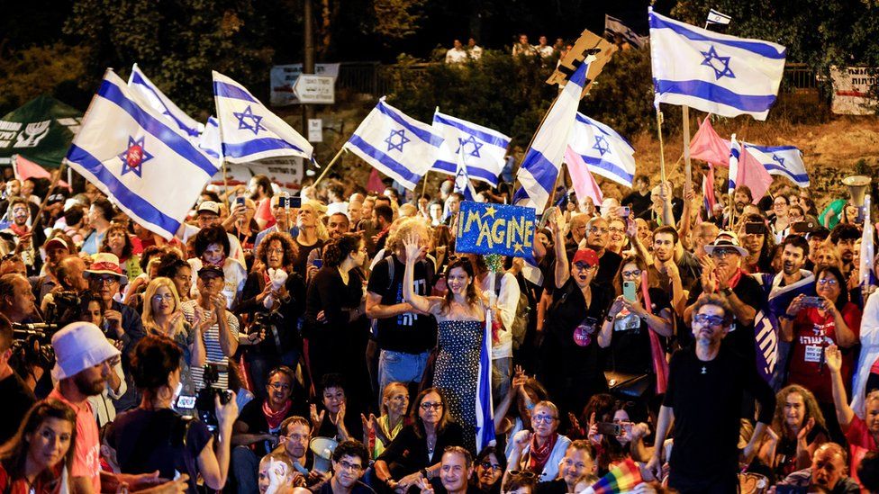 Anti-Netanyahu demonstrators outside parliament in Jerusalem for the vote (13 June)