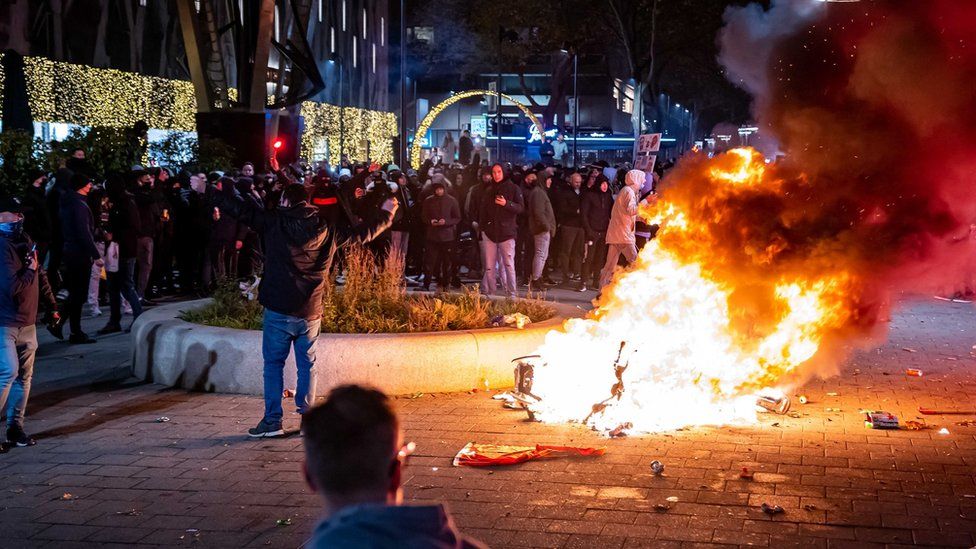 Ковид революция в Ротердам: Полицията стреля по тълпата, има ранени (Видео)