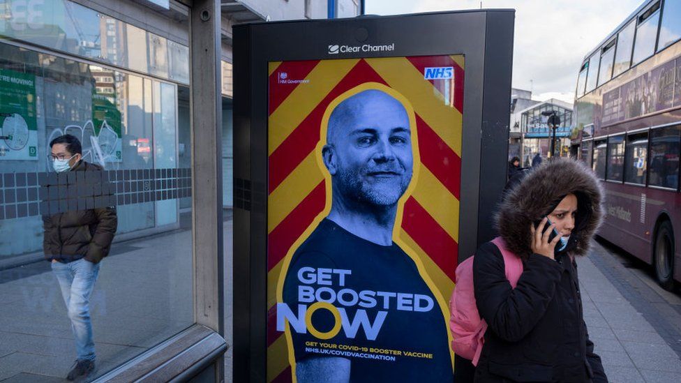 Бустерная реклама на автобусной остановке в Бирмингеме