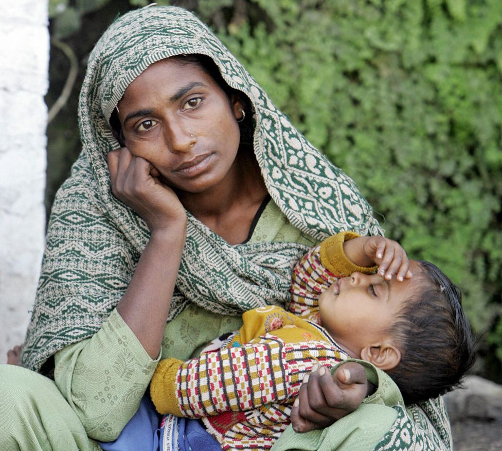 Женщина и ее ребенок после землетрясения
