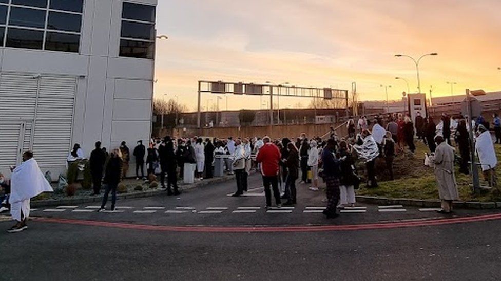 Covid: Sofitel Gatwick quarantine hotel evacuated amid 'chaos' - BBC News