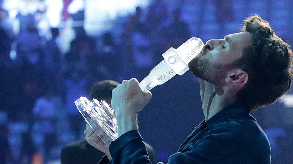 Фотография Дункана Лоуренса, держащего свой трофей Евровидения