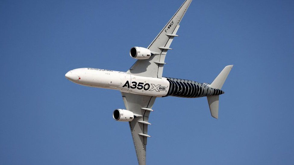 Самолет Airbus A350 в небе