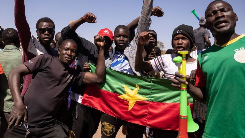 Люди демонстрируют свою поддержку вооруженным силам после того, как президент Буркина-Фасо Роч Каборе был задержан в военном лагере в Уагадугу, Буркина-Фасо, 24 января 2022 г.