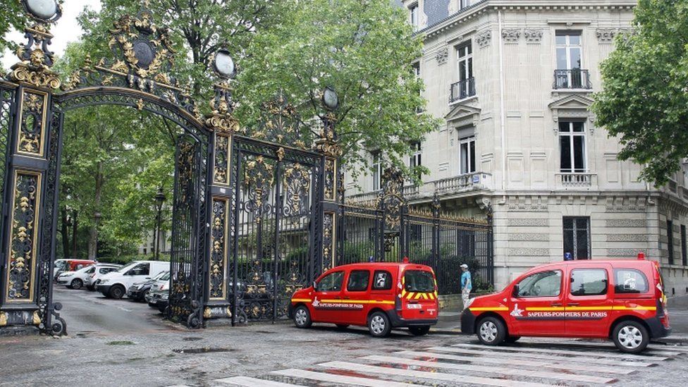 Vehicles of firefigthers are parked at the entrance of the Parc Monceau on 18 May 2016, after 11 people were struck by lightning there