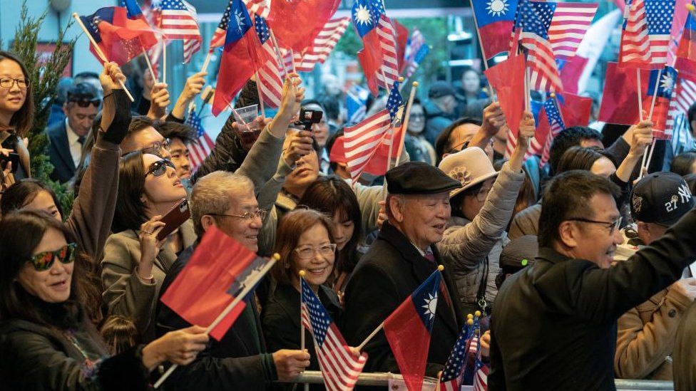 Сторонники собираются во время прибытия президента Тайваня Цай Инвэнь в Нью-Йорк