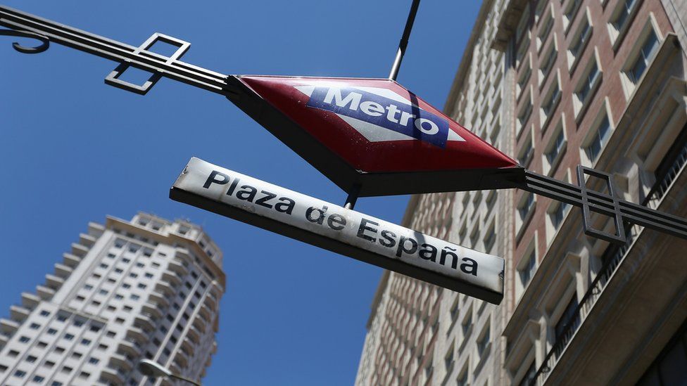Знак метро в Мадриде