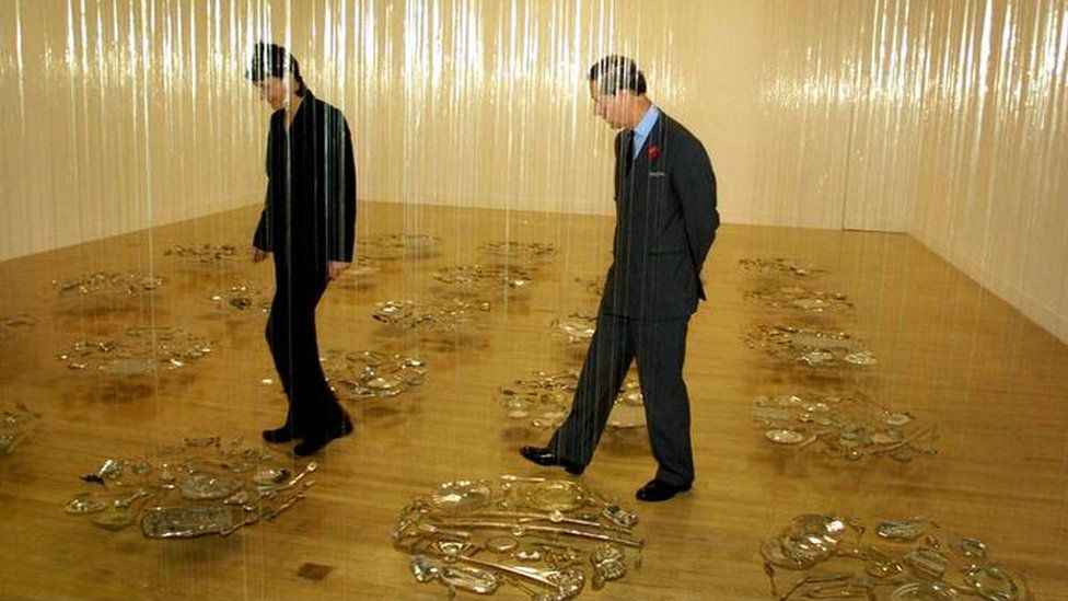 Cornelia Parker with Prince Charles at Tate Britain in 2001
