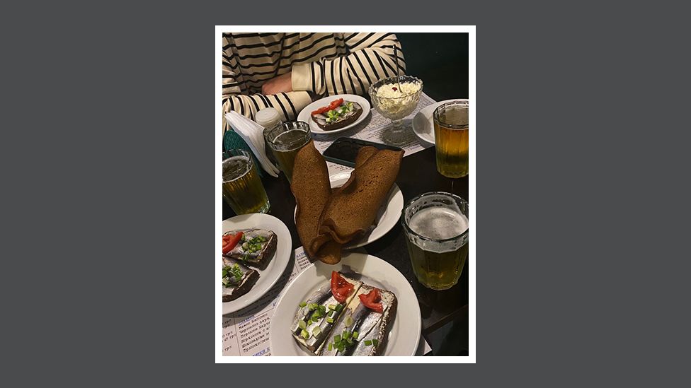 Lera Dubrovska genießt das Abendessen mit Freunden vor der Invasion