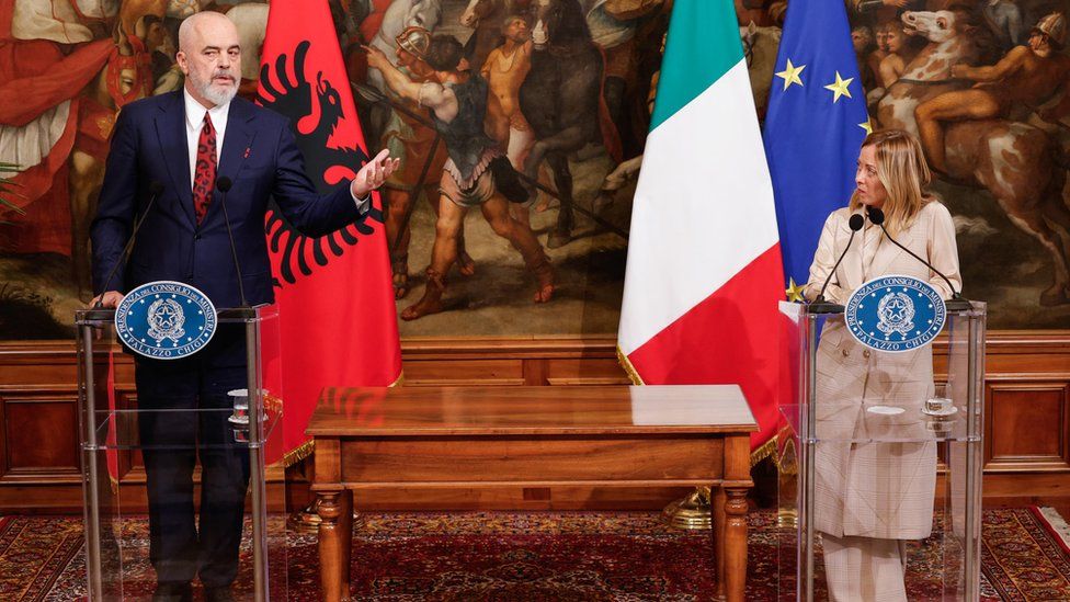 Эди Рама из Албании и Джорджия Мелони из Италии стоят перед двумя кафедрами, а также итальянским и албанским флагами на пресс-конференции в Риме