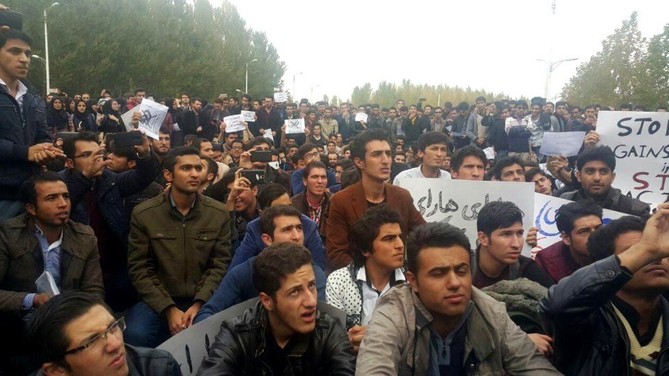 A crowd in Tabriz protests against the Iranian state broadcaster's offensive portrayal of the country's Azeri ethnic minority (9 November 2015)