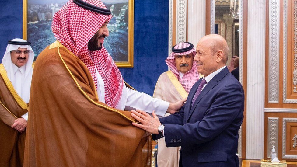 Наследный принц Саудовской Аравии Мохаммед бин Салман (слева) обменивается рукопожатием с председателем Совета президентского руководства Йемена Рашадом аль-Алими (справа) в Эр-Рияде, Саудовская Аравия (7 апреля 2022 г.)