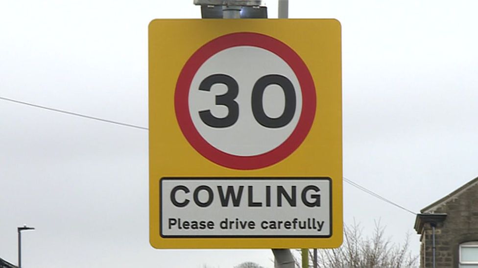 Cowling speed sign