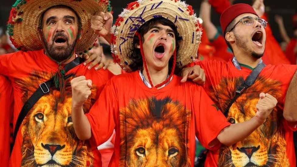 Болельщики Марокко демонстрируют свою поддержку во время матча 1/8 финала чемпионата мира по футболу FIFA 2022 в Катаре между Марокко и Испанией на стадионе Education City 6 декабря 2022 года в Аль-Райяне, Катар