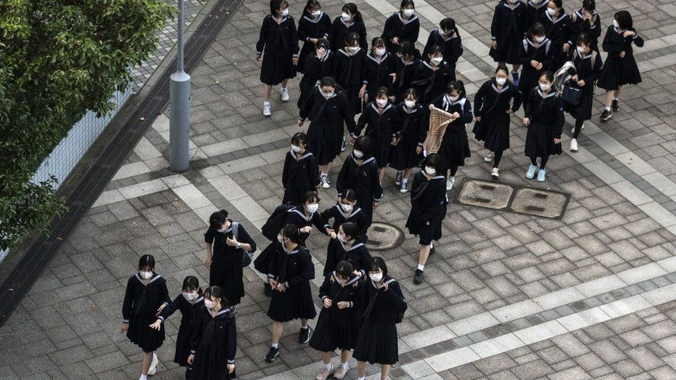 Школьницы на фото после школы в Токио, 4 ноября 2021 года