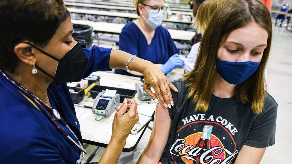 Медицинский работник вакцинирует девочку во Флориде, август 2021 г.