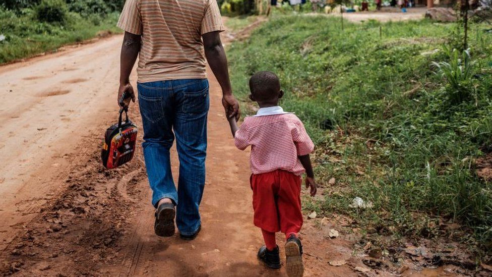 Отец гуляет с ребенком