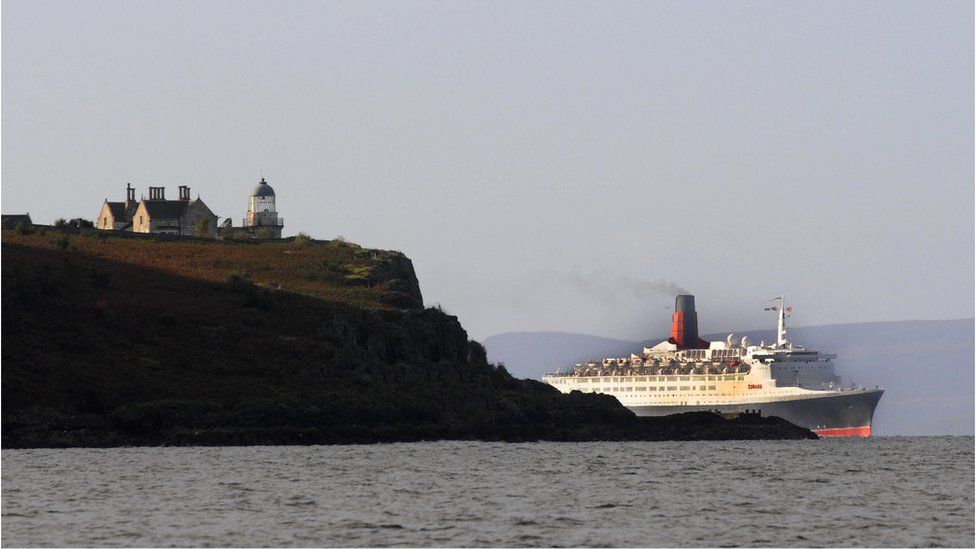 The QE2 enters the Firth of Clyde past Cumbrae Elbow lighthouse in 2008