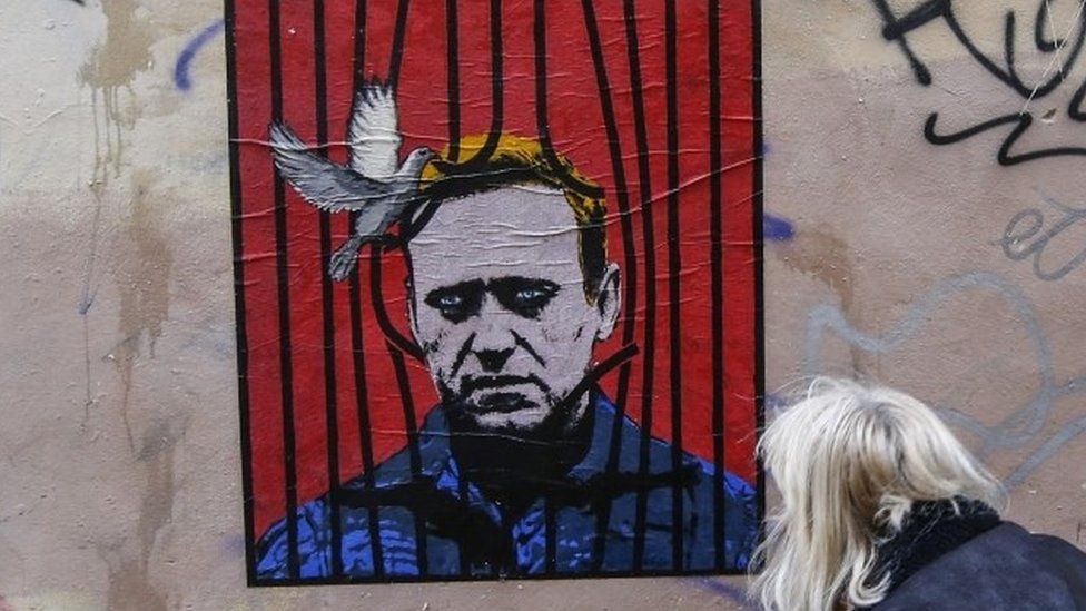 Вид на большой плакат с изображением лидера российской оппозиции Алексея Навального