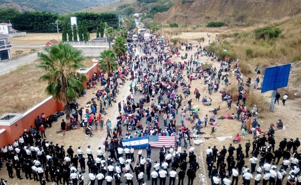 Полиция Гватемалы разогнала караван из тысяч людей, который перекрыл дорогу в Вадо-Хондо, Чикимула, Гватемала, 18 января 2021 г.