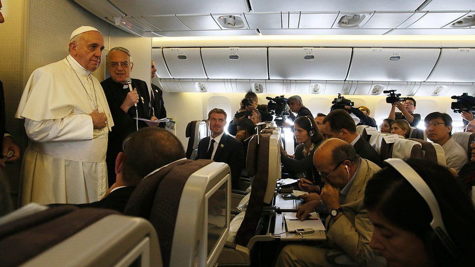 Папа Франциск в самолете с журналистами