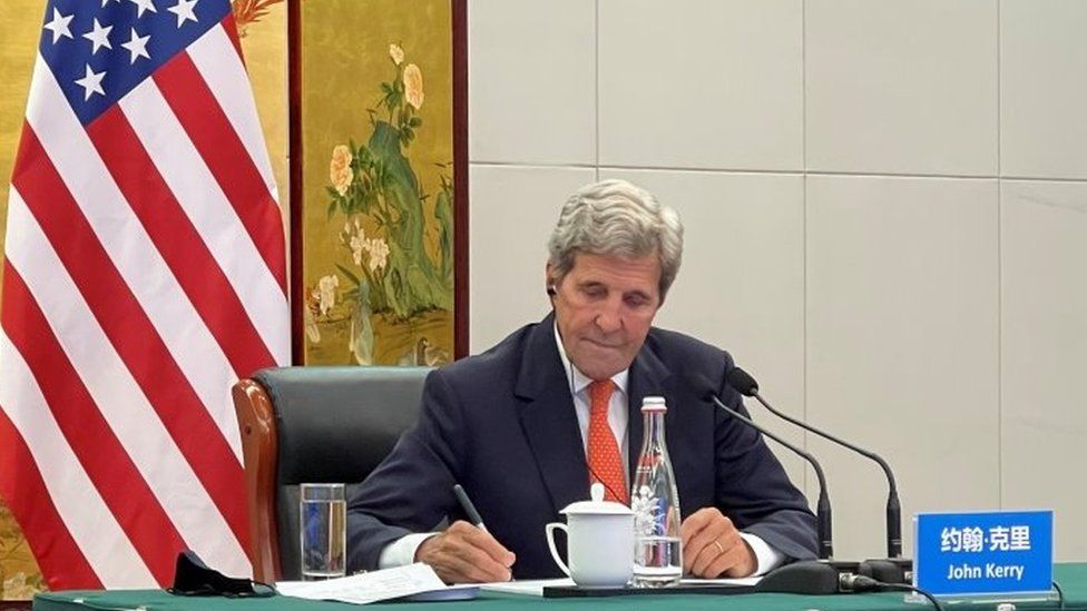 Посланник США по климату Джон Керри на фото в Тяньцзине