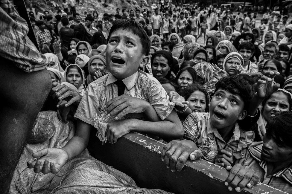 Біженець рохінджа плаче, деручись на вантажівку із гуманітарною допомогою, у місті Кокс-Базар у Бангладеш. Такі фото роблять нас байдужими, адже, на жаль, ми бачимо їх надто часто. Та я думаю, що саме цей кадр Кевіна Фрайера із дитиною у центрі доносить неймовірну трагічність цієї ситуації. Мені як батьку фото із дітьми, що просять допомоги чи їжі, ятрять серце. І це ще одна причина, чому так важливо робити такі світлини.