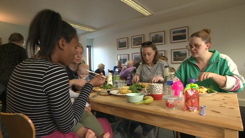 Mums eat lunch with their children