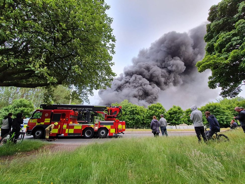 Fire crews tackle large blaze at Dundee industrial estate BBC News