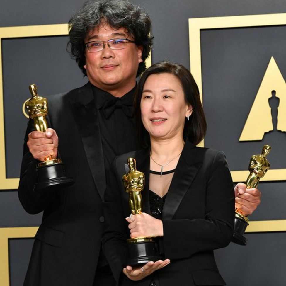 El director Bong Joon-ho y la productora Kwak Sin-ae de la película "Parasite" posan para los fotógrafos con sus respectivos Oscar.