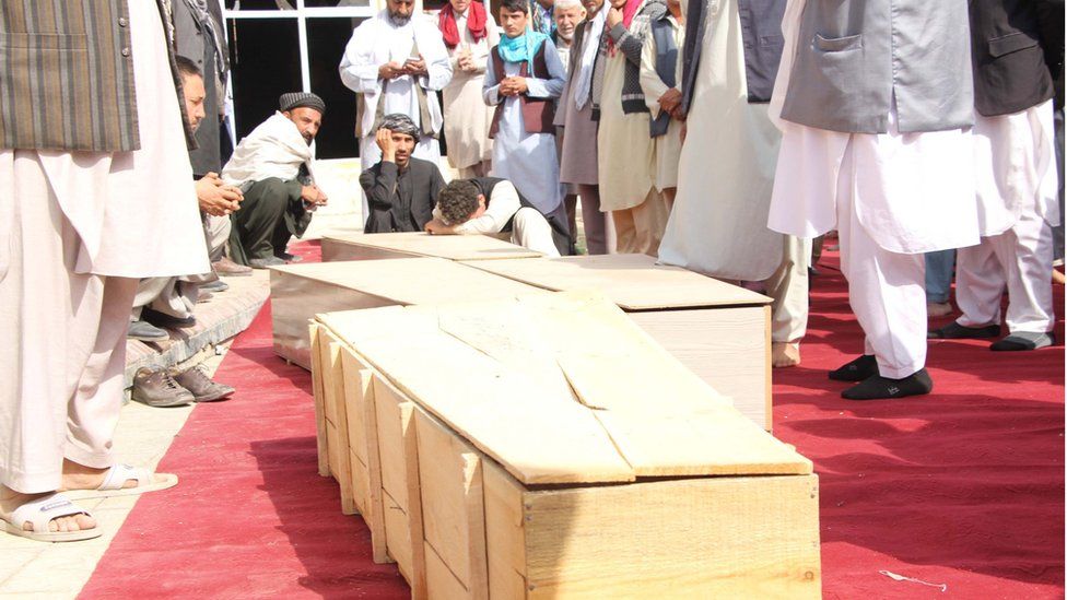 Родственники присутствуют на похоронах жертв через день после взрыва бомбы в мечети в Кундузе, Афганистан, 9 октября 2021 года.