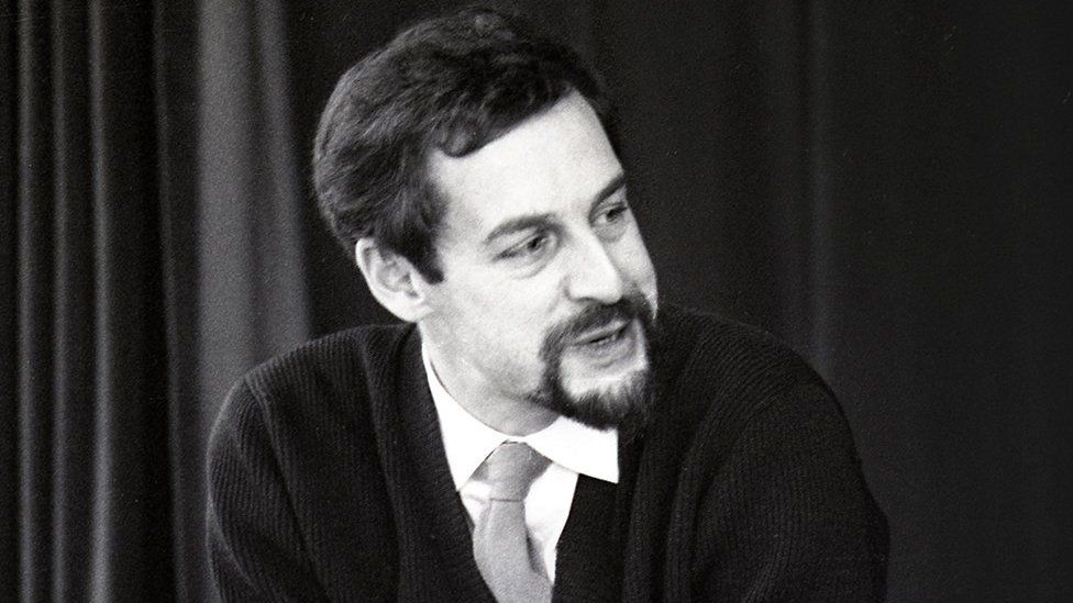 RSC founder and 'Shakespeare genius' John Barton dies - BBC News