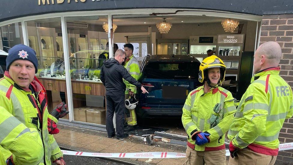 A brand new Skoda has crashed into the front of a jewellers shop in Knutsford