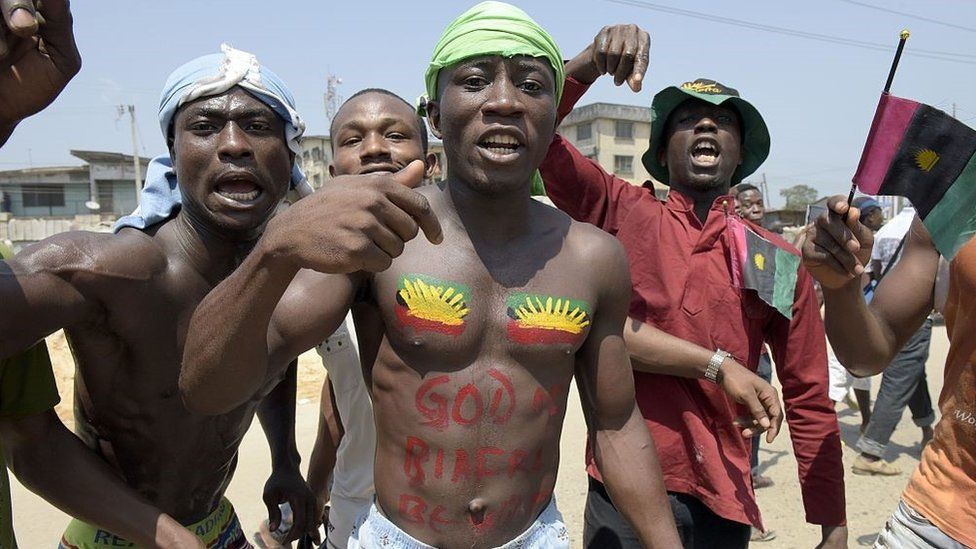 Сторонники Биафры выкрикивают лозунги в Абе, на юго-востоке Нигерии, во время акции протеста, призывающей к освобождению ключевого активиста 18 ноября 2015 года