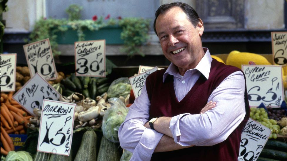 Arthur Fowler by a market stall in EastEnders in 1989