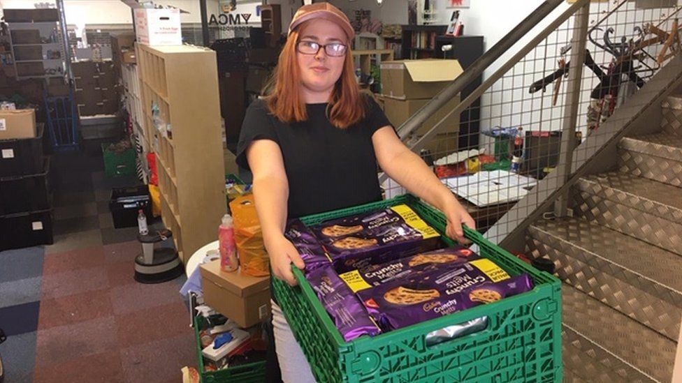 Volunteer handing out food