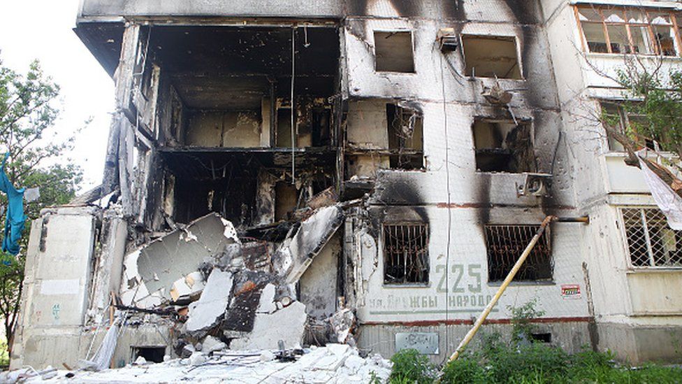 Разрушенный панельный многоквартирный дом расположен в районе Северная Салтовка, который больше всего пострадал от российских обстрелов в Харькове на северо-востоке Украины.