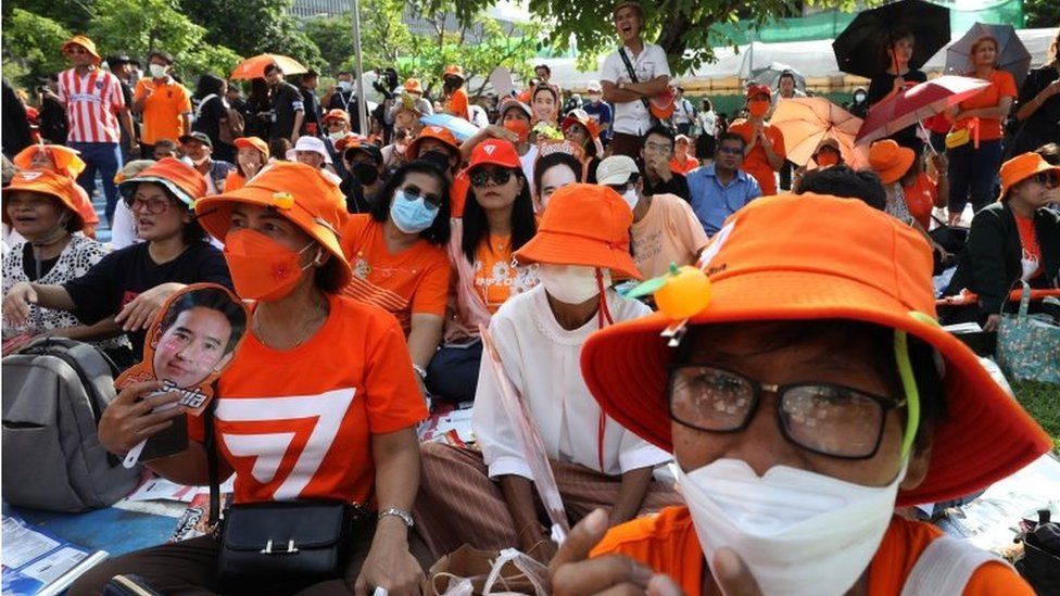 Сторонники лидера партии «Движение вперед» и ее кандидата в премьер-министры Пита Лимджароенрат слушают голосование по выборам нового премьер-министра перед зданием парламента в Бангкоке, Таиланд, 13 июля 2023 года.