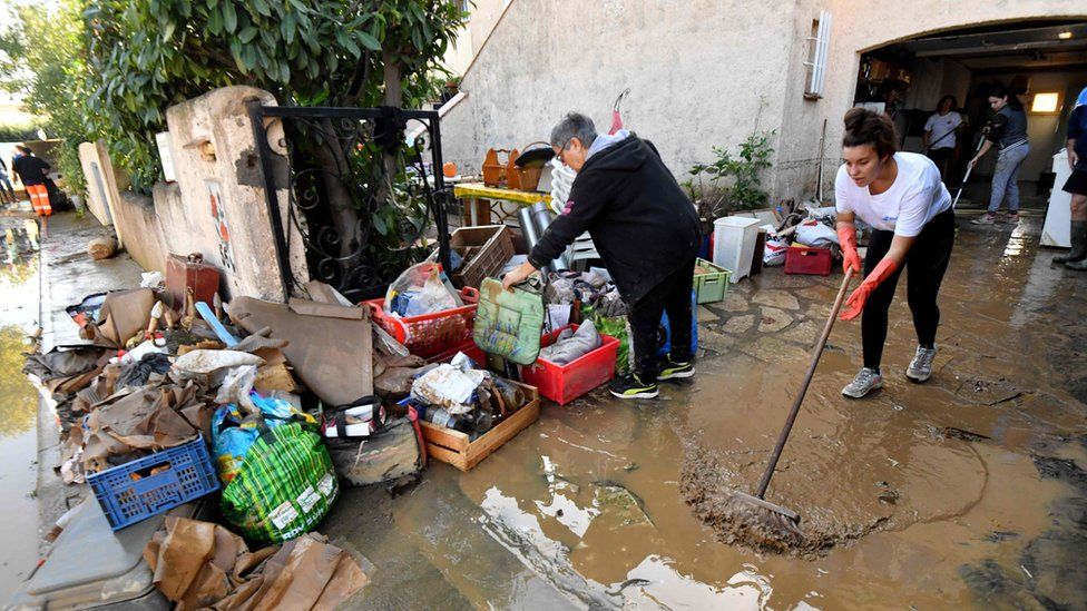 People in Béziers cleaning up after the floods