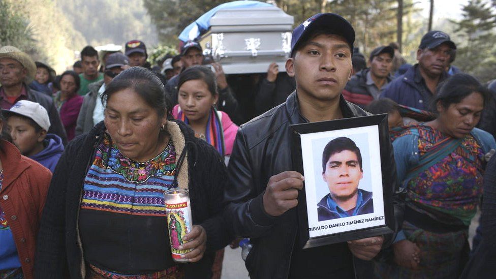 Родственники оплакивают жертв резни в Комитансильо, Гватемала, март 2021 г.