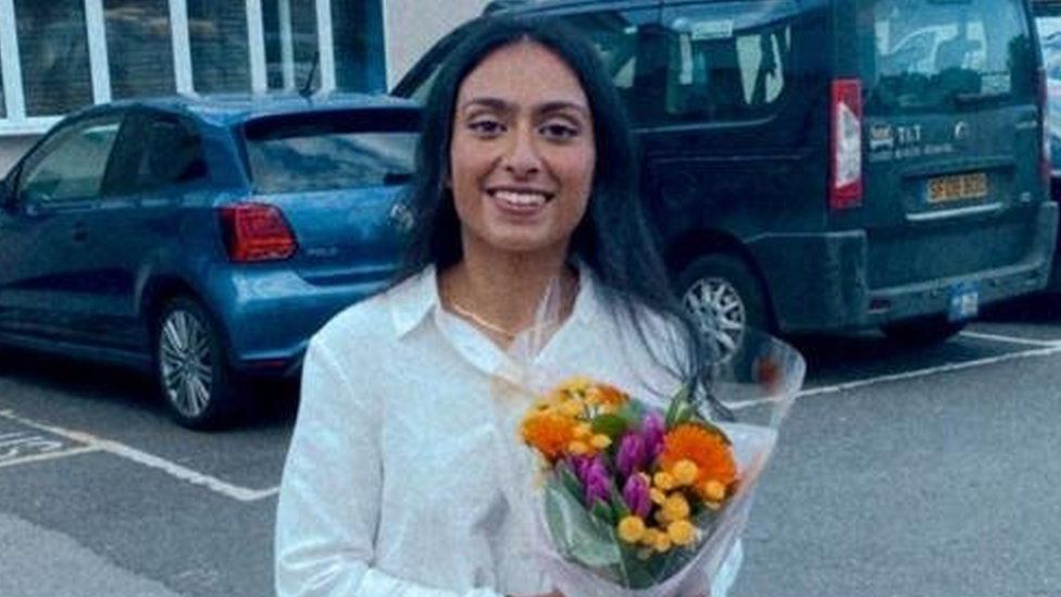 Shama Hanif holding a bunch of flowers