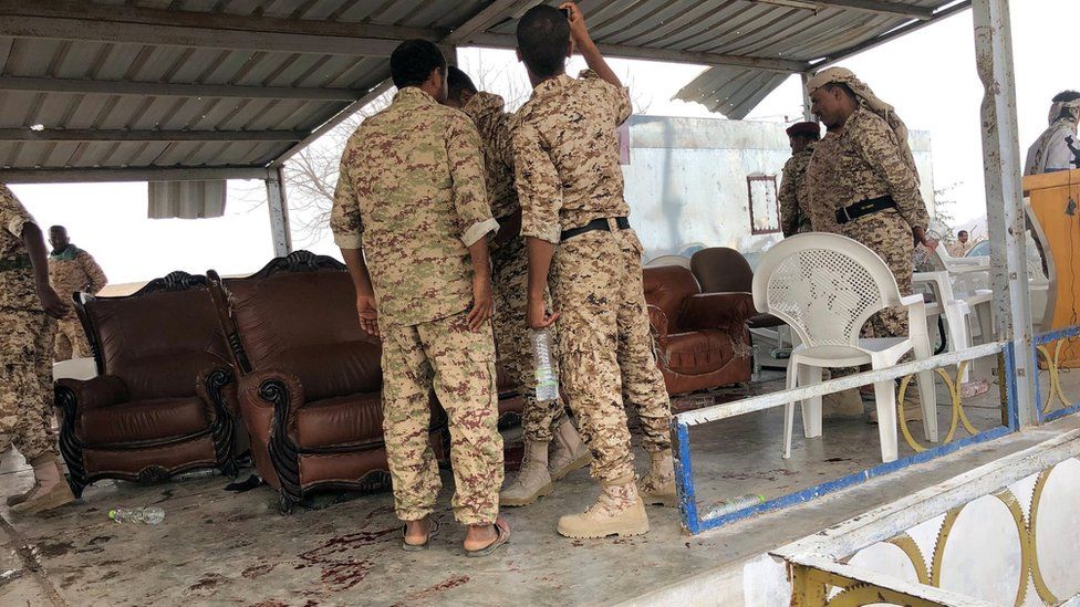 Soldiers inspect damage to a VIP area after a drone attack on Yemen's al-Anad military base in Lahj province (10 January 2018)
