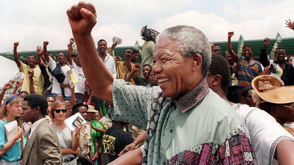 Нельсон Мандела во время предвыборной кампании в Рустенбурге в Южной Африке - январь 1994 г.