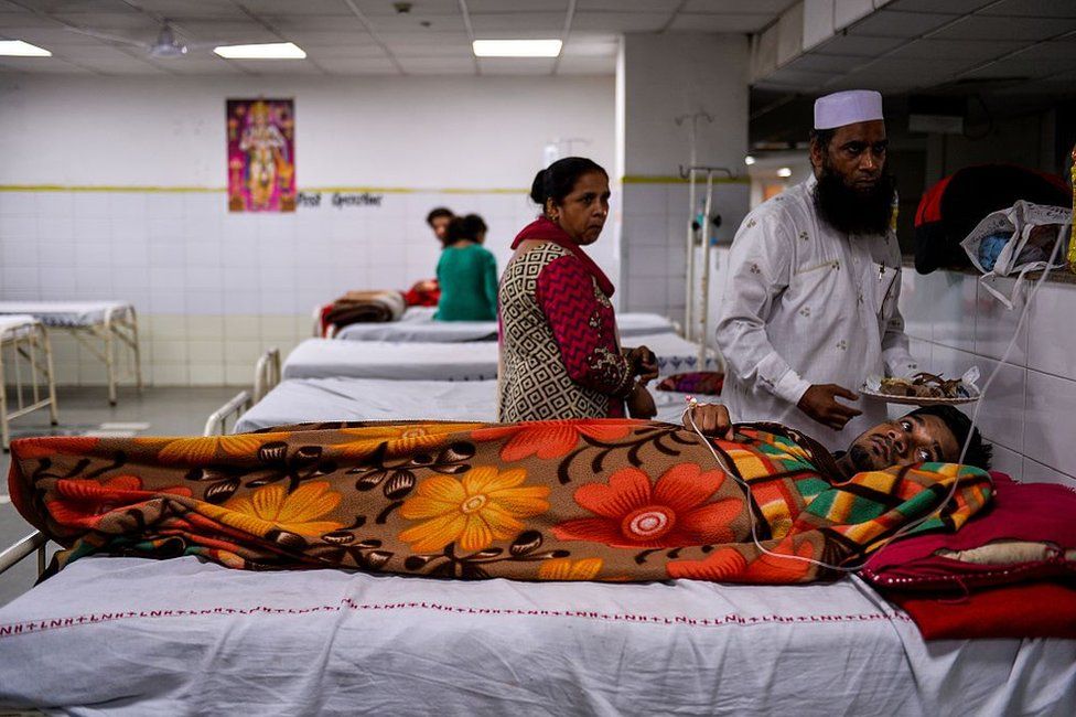 Indian patients lie in the fever ward at the Lok Nayak Hospital in New Delhi on September 2, 2016.