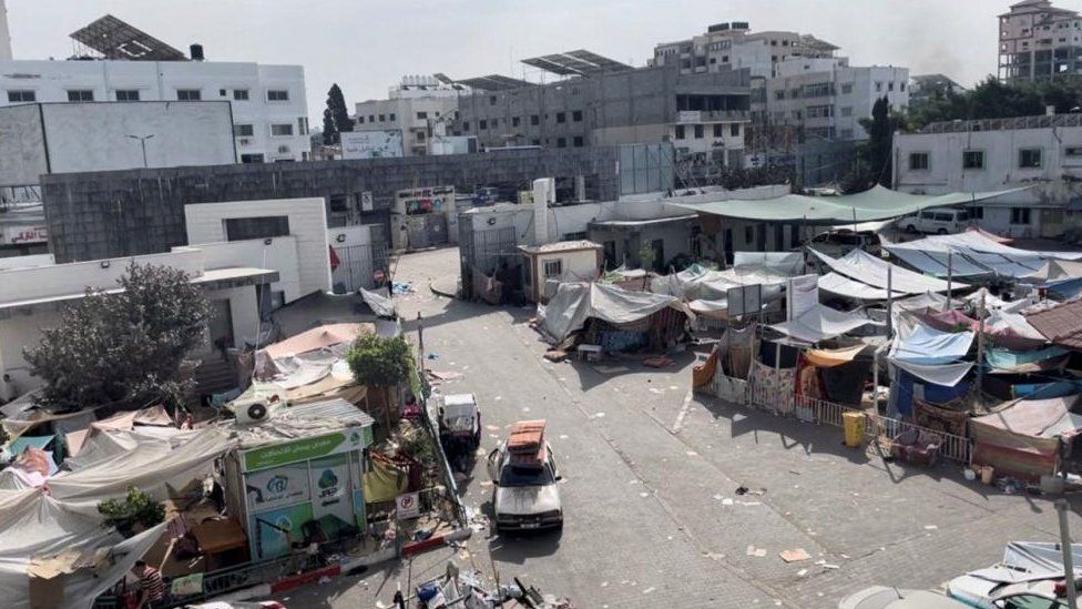 Tents and shelters used by displaced Palestinians stand at the yard of al-Shifa hospital during the Israeli ground operation around the hospital, in Gaza City. Photo: 12 November 2023
