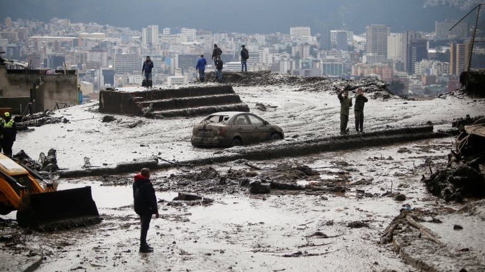 Жители и спасатели обыскивают дома и улицы, покрытые грязью, в Кито, Эквадор. Фото: 1 февраля 2022 г.